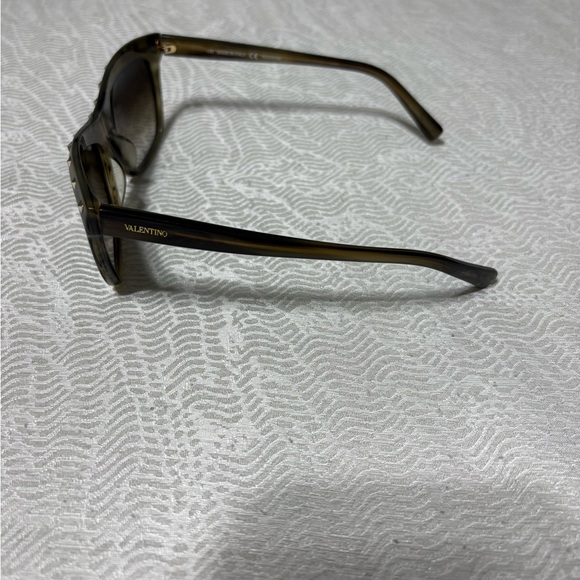 VALENTINO V650S 305 135 Studded Sunglasses in Olive Green - Picture 3 of 16